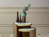 Tavolino Roller con top in gres porcellanato e base in legno curvato di Tonin Casa