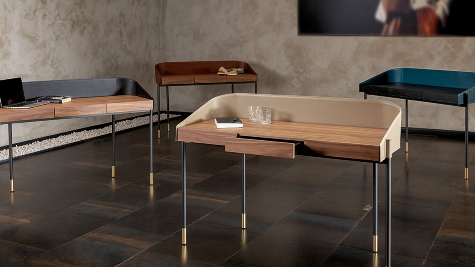 Scrittoio Ledor in legno e cuoio con base in metallo di Tonin Casa