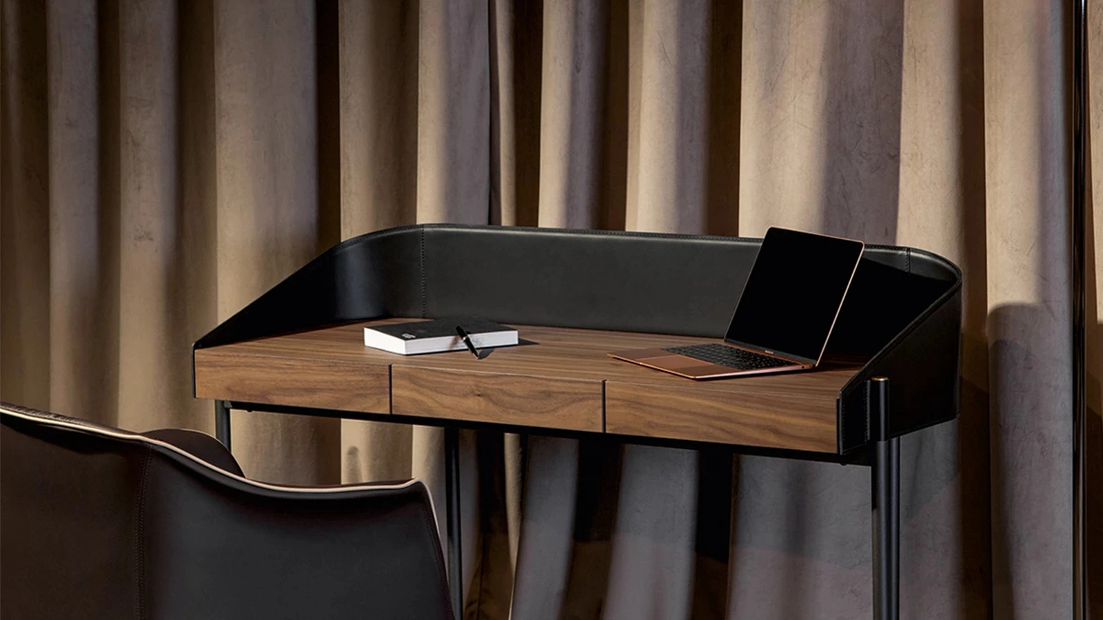 Scrittoio Ledor in legno e cuoio con base in metallo di Tonin Casa