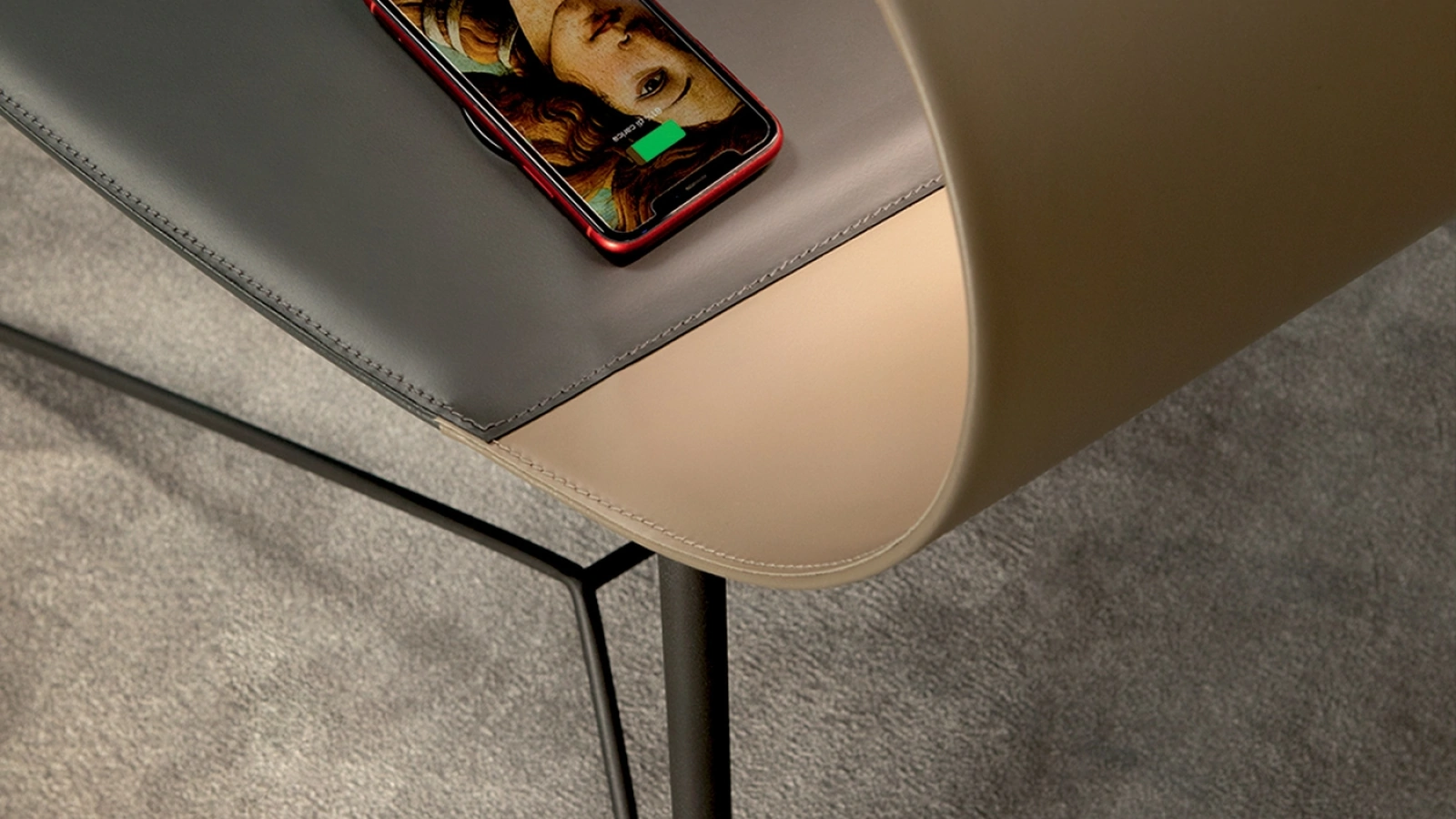 Scrittoio di design con top in cuoio Surf di Tonin Casa