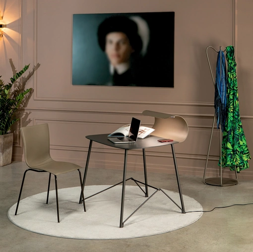 Scrittoio di design con top in cuoio e struttura in metallo Surf di Tonin Casa