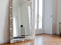 Specchiera ampia Agrip con cornice floreale in legno laccato Bianco opaco di Tonin Casa