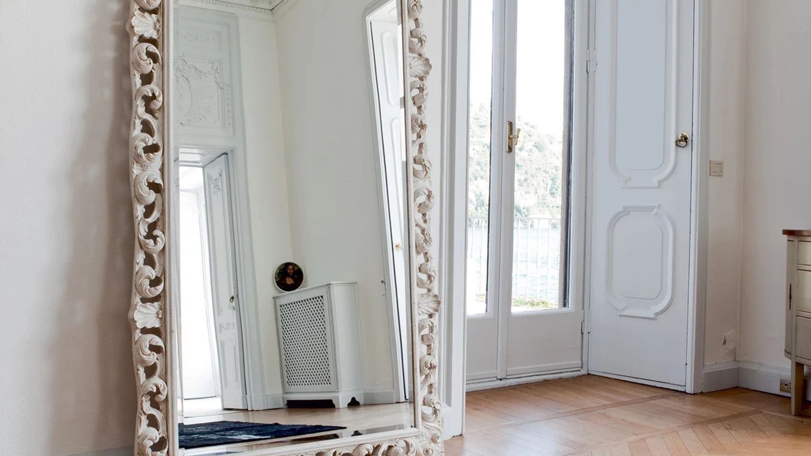 Specchiera ampia Agrip con cornice floreale in legno laccato Bianco opaco di Tonin Casa