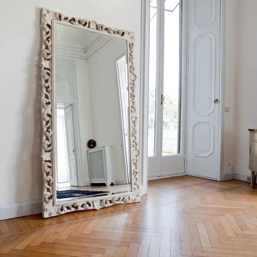 Specchiera ampia Agrip con cornice floreale in legno laccato Bianco opaco di Tonin Casa