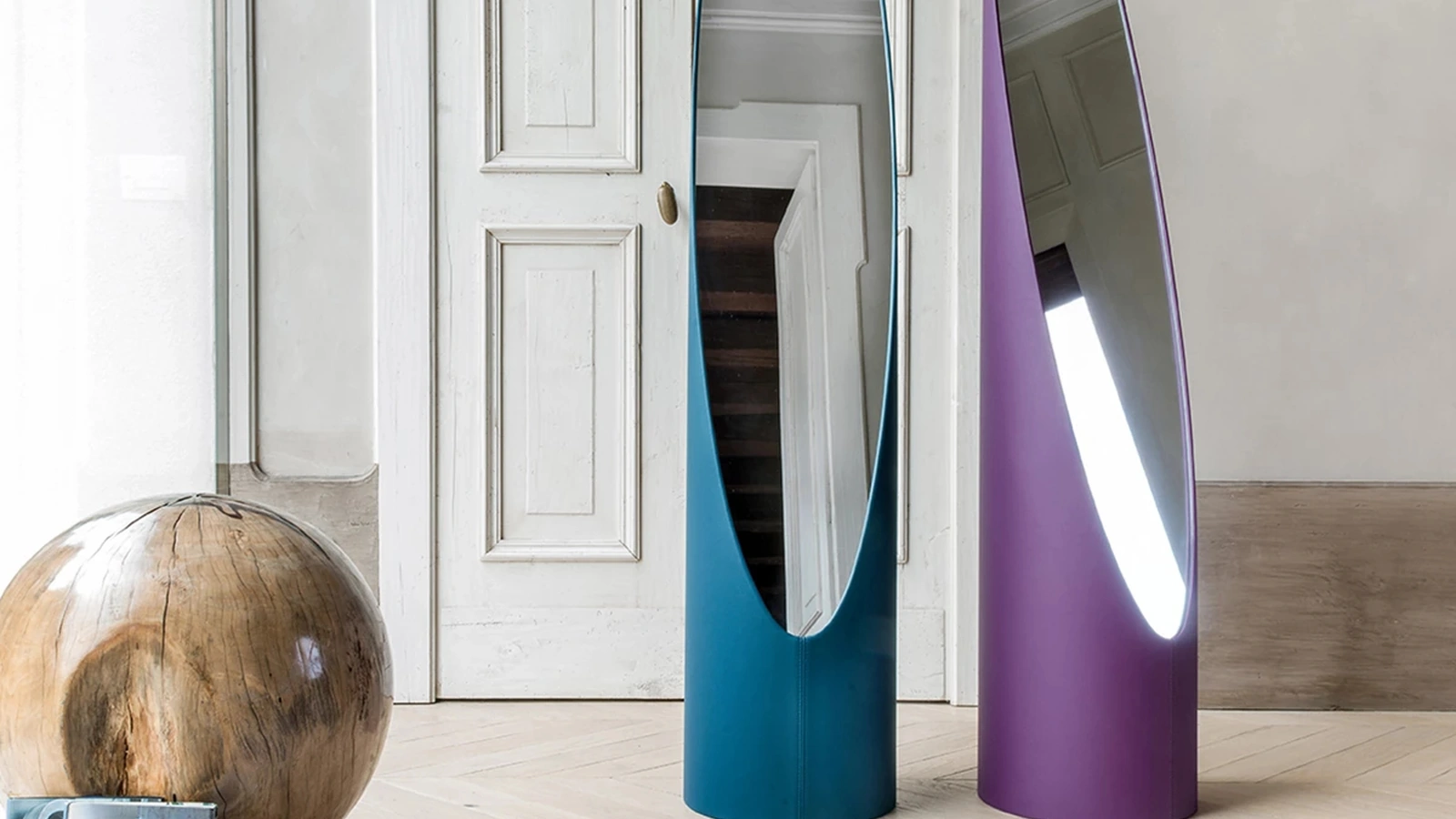 Specchiera da terra rivestita in ecopelle Kolonaky di Tonin Casa