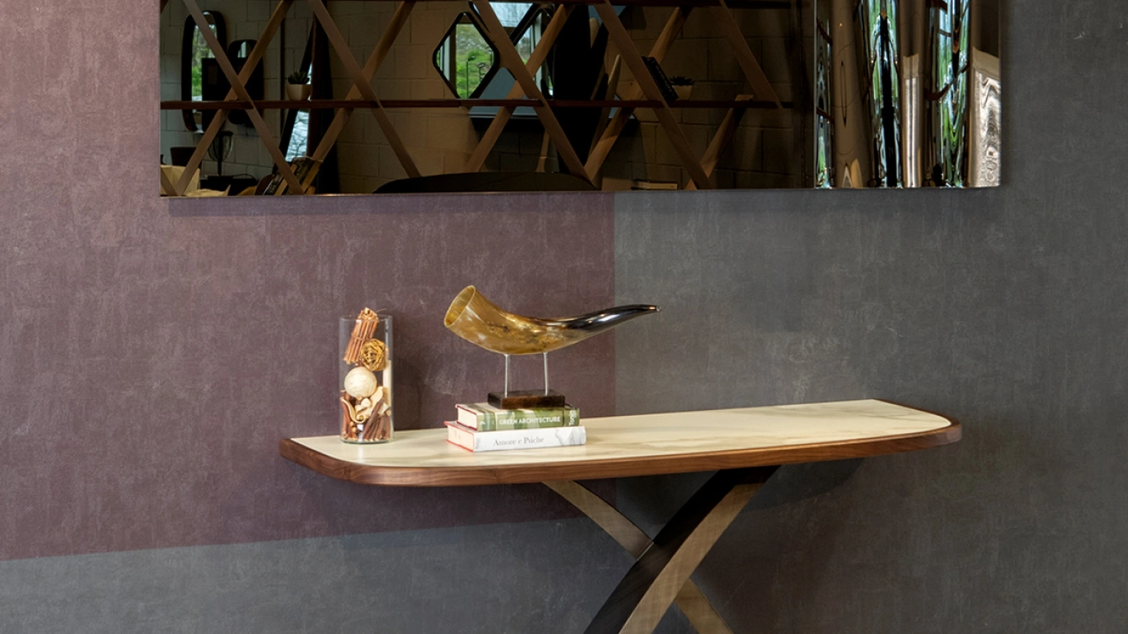 Specchio di design Anemos con movimento ondulato sulla superficie specchiante di Tonin Casa