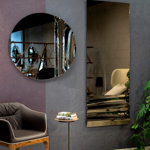Specchio di design Anemos con movimento ondulato sulla superficie specchiante di Tonin Casa