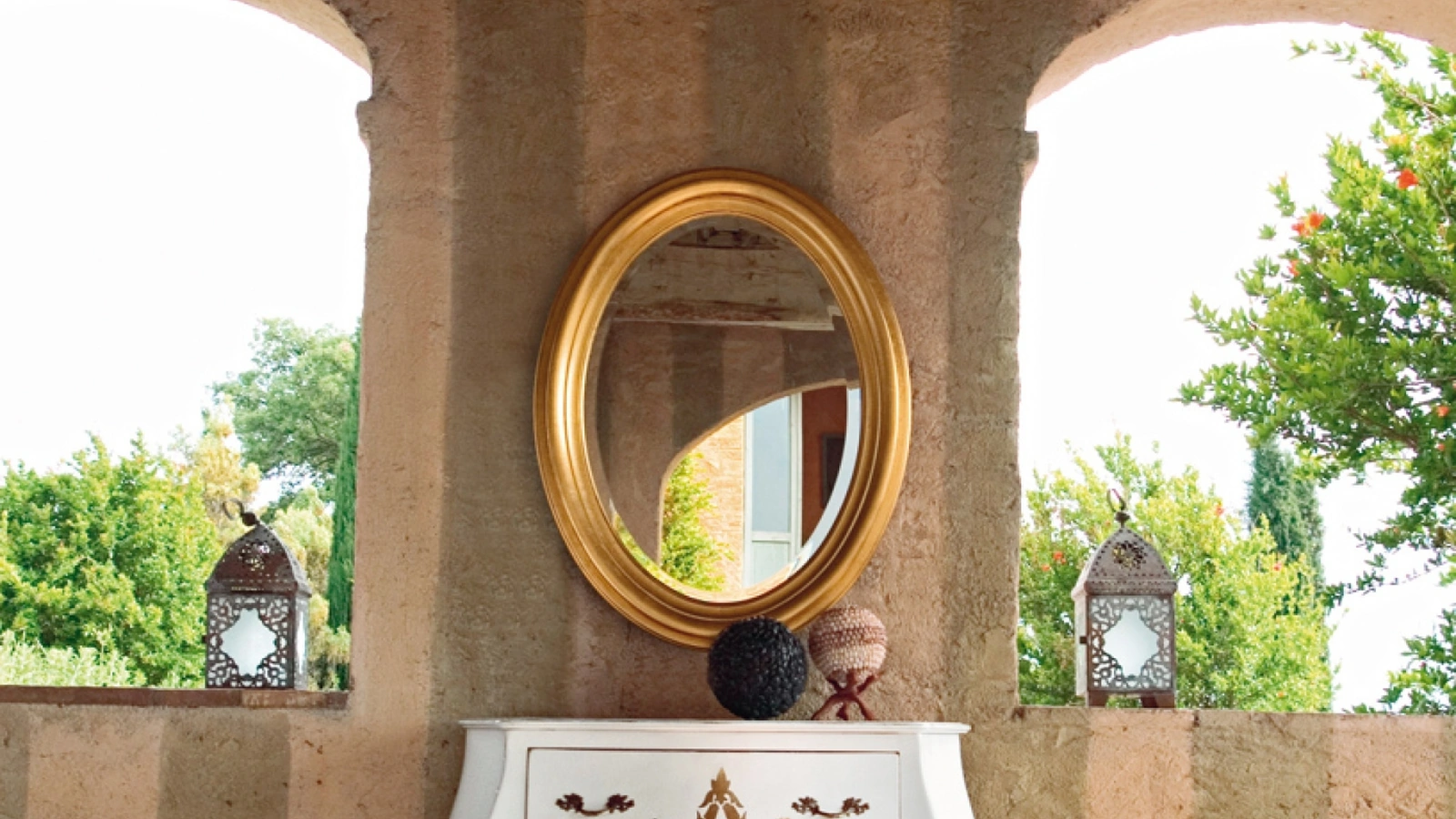 Specchio ovale Azimut con cornice in legno finitura Oro di Tonin Casa