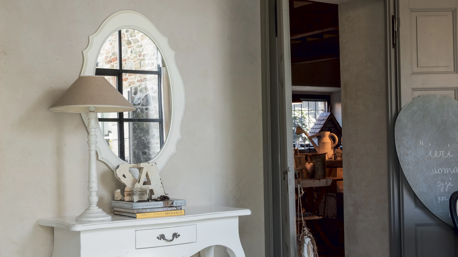 Specchio ovale con cornice sagomata in laccato Bianco opaco Carina di Tonin Casa