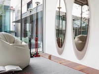 Specchiera ellittica Olmi con cornice in vetro bronzo trasparente di Tonin Casa