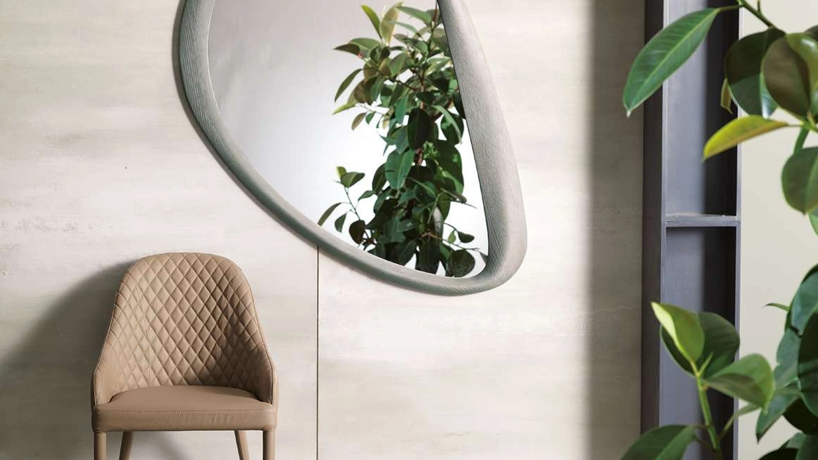 Specchio sagomato Soho con cornice in pelle di Ozzio