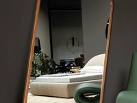 Specchiera Tower dalla forma insolita che ricorda una torre pendente, con cornice in legno di Tonin Casa