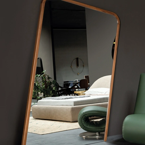 Specchiera Tower dalla forma insolita che ricorda una torre pendente, con cornice in legno di Tonin Casa