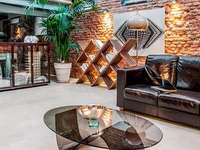 Tavolino ovale in vetro curvato in finitura bronzo trasparente Alissa di Tonin Casa