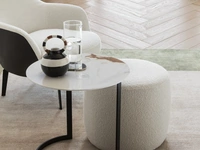 Tavolino Edgar con top in gres Calacatta e base in metallo di Le Comfort