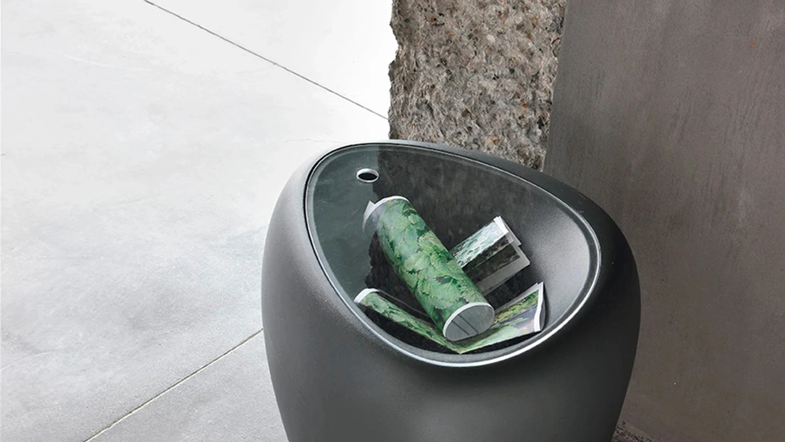 Tavolino di design Ios in polietilene con top in plexiglass di Tonin Casa