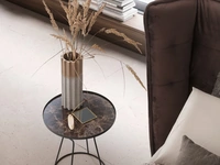 Tavolino Jago con top in gres Emperador e base in metallo di Le Comfort