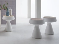 Tavolino di design Maki in polietilene con top in legno di Tonin Casa