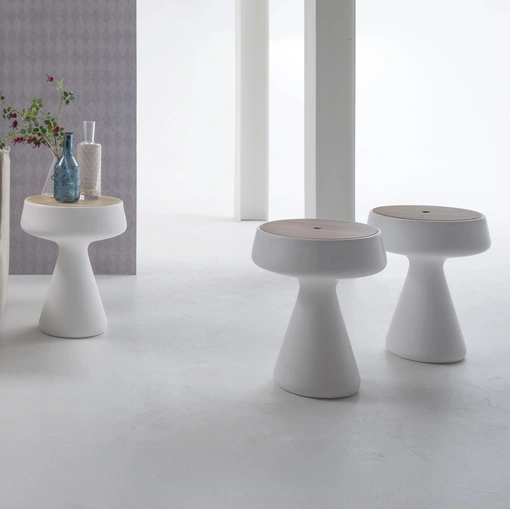 Tavolino di design Maki in polietilene con top in legno di Tonin Casa