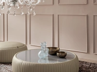 Tavolino rotondo Plissé con top in vetro e struttura rivestita in ecopelle plissettata a mano di Tonin Casa