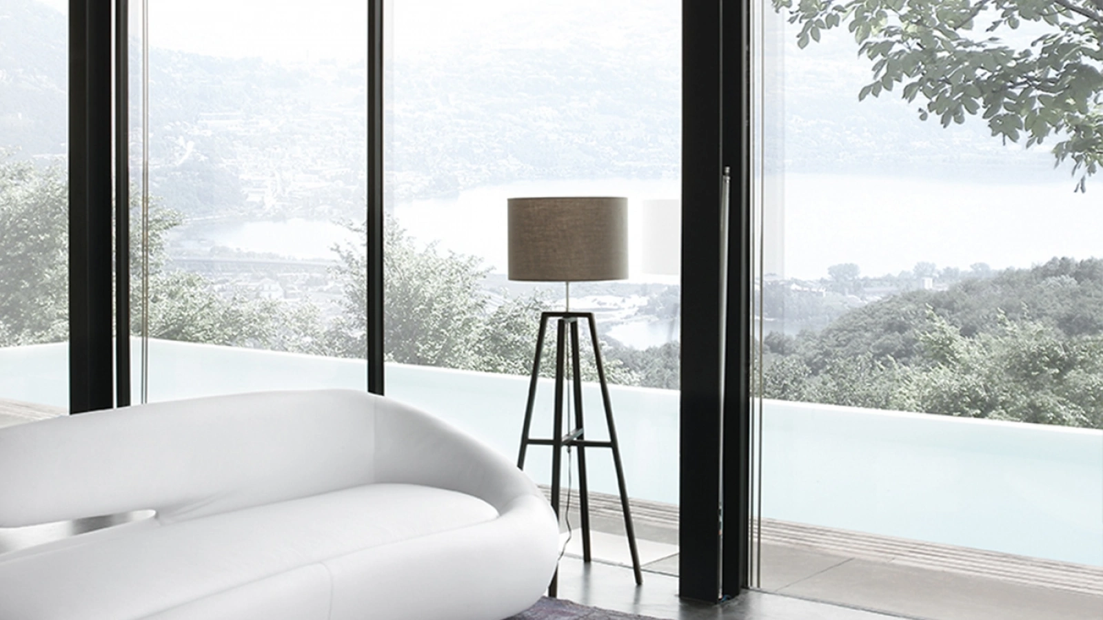 Tavolino di design Quiet con top in vetro curvato e base in laccato bianco opaco Tonin Casa