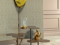 Tavolino Ryazka in metallo con top a forma di trifoglio di Tonin Casa