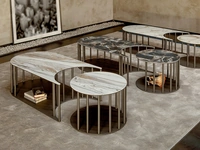 Tavolino Sinergy formato da due tavolini complementari con top in gres porcellanato e struttura in metallo di Tonin Casa