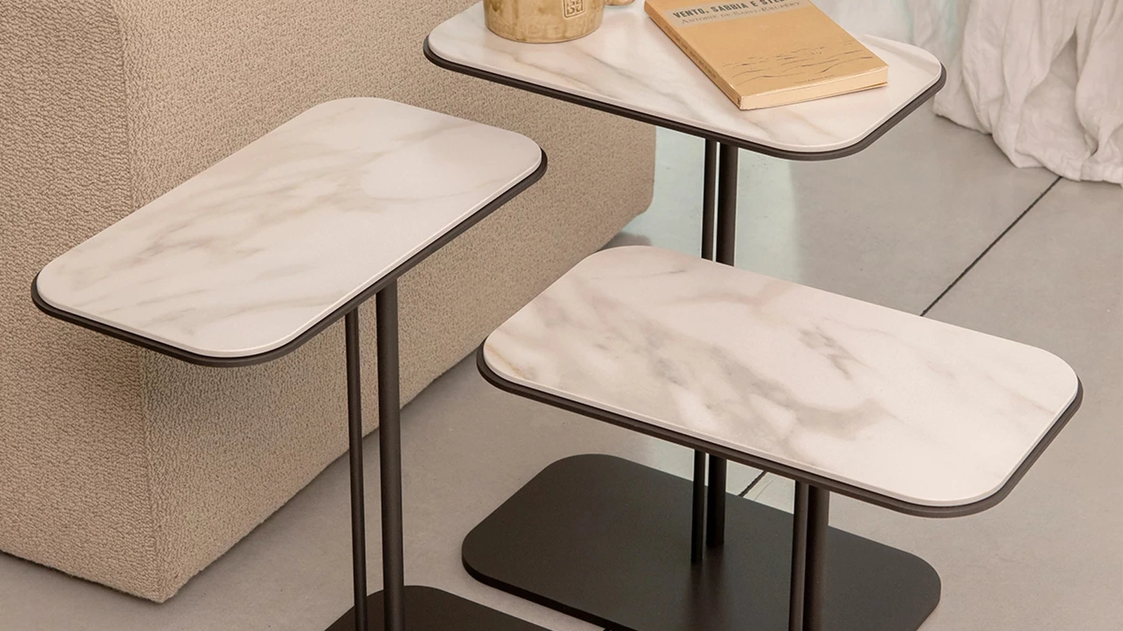 Tavolino Skyline in metallo con top in gres porcellanato di Tonin Casa