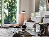 Tavolino Tudor con top ovale in vetro con base in laccato lucido di Tonin Casa