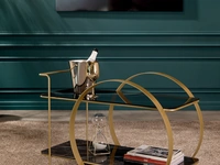 Tavolino carrello di design Venanzio con top in vetro, piano di appoggio in grès porcellanato e struttura in metallo verniciato con finitura oro satinato di Tonin Casa