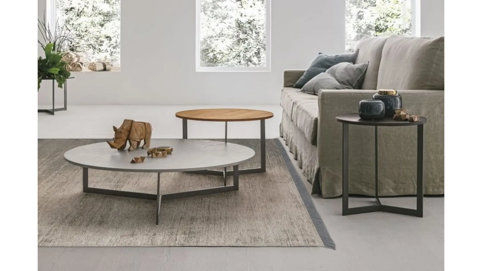 Tavolino tondo con piano materico Joy di Tomasella