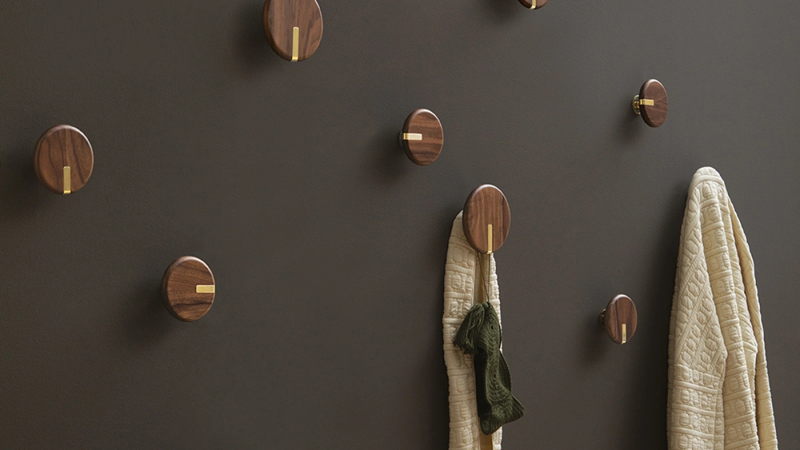 Appendiabiti Tweens in noce massello impreziosito da un elemento in finitura oro di Tonin Casa