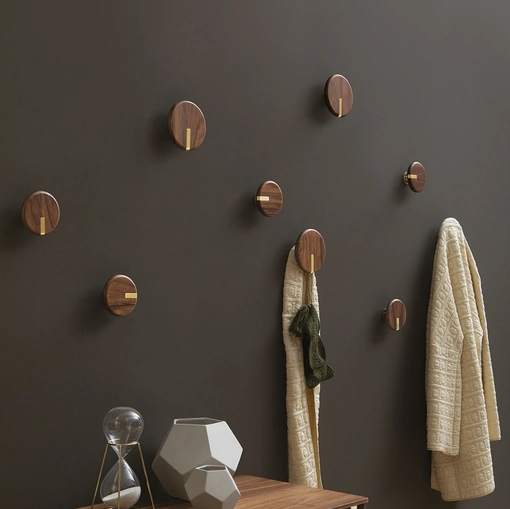 Appendiabiti Tweens in noce massello impreziosito da un elemento in finitura oro di Tonin Casa
