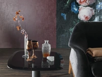 Tavolino Botero con base in marmo e metallo e top vetro di Tonin Casa