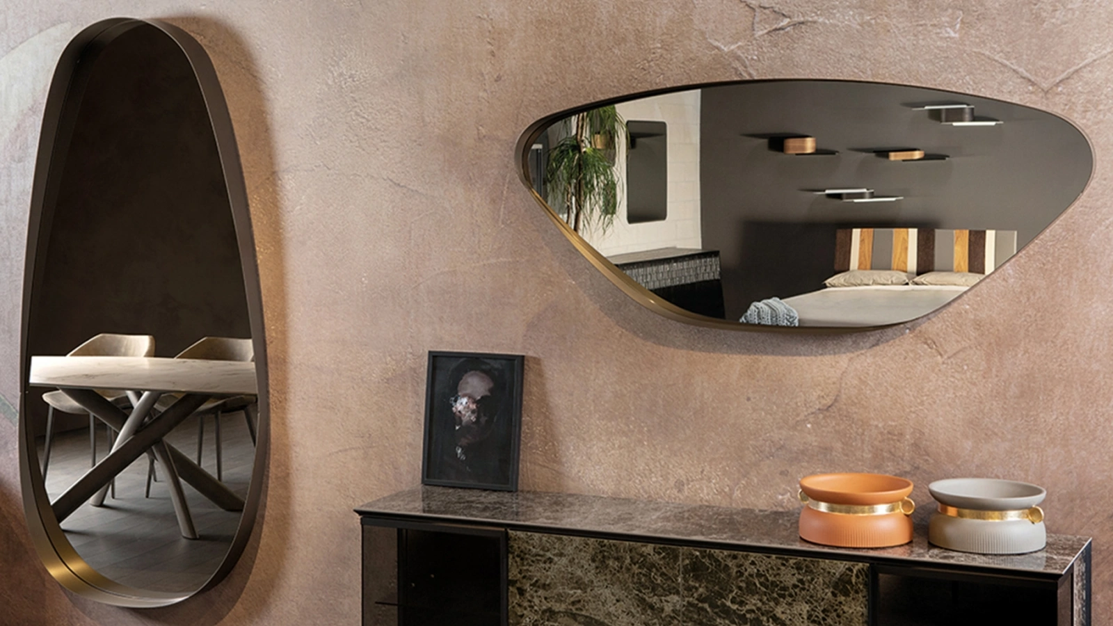 Specchio di design dalle linee morbide e dinamiche con cornice curva in acciaio verniciato Vogue di Tonin Casa