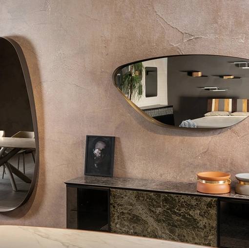 Specchio di design dalle linee morbide e dinamiche con cornice curva in acciaio verniciato Vogue di Tonin Casa