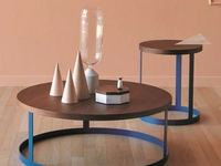 Tavolino tondo con top in legno e base in metallo laccato Zero di Miniforms