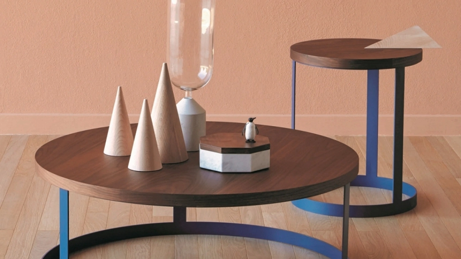 Tavolino tondo con top in legno e base in metallo laccato Zero di Miniforms