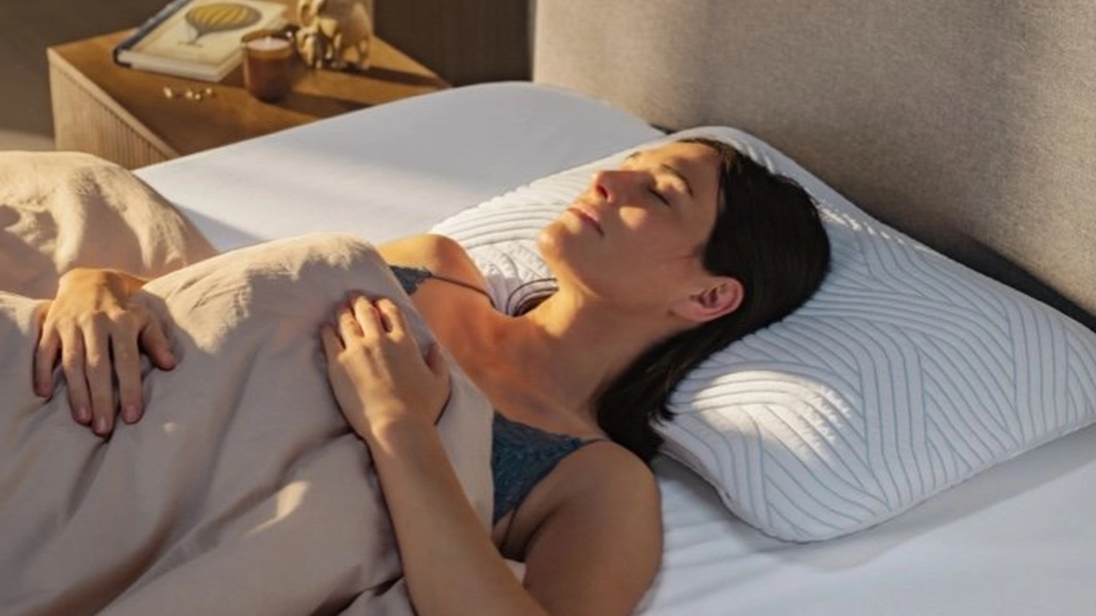 Cuscino ergonomico Arch SmartCool ideale per chi dorme supino o su un fianco di Tempur