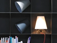 Lampada da tavolo in tessuto con struttura in metallo Jet Table di Adriani e Rossi