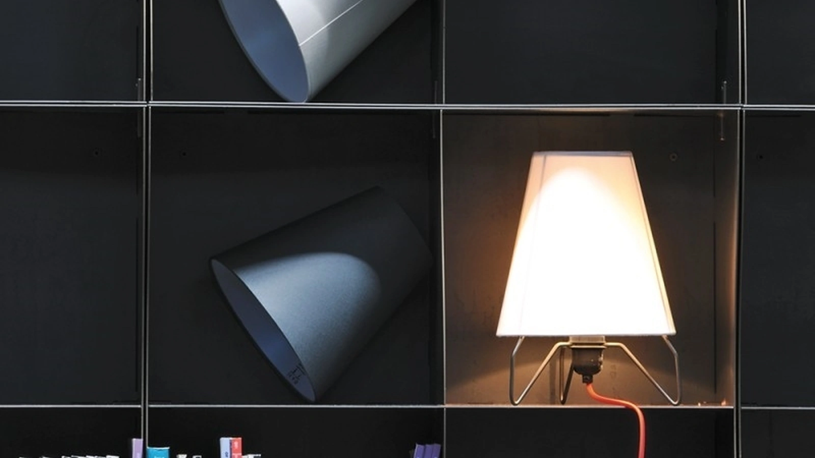 Lampada da tavolo in tessuto con struttura in metallo Jet Table di Adriani e Rossi