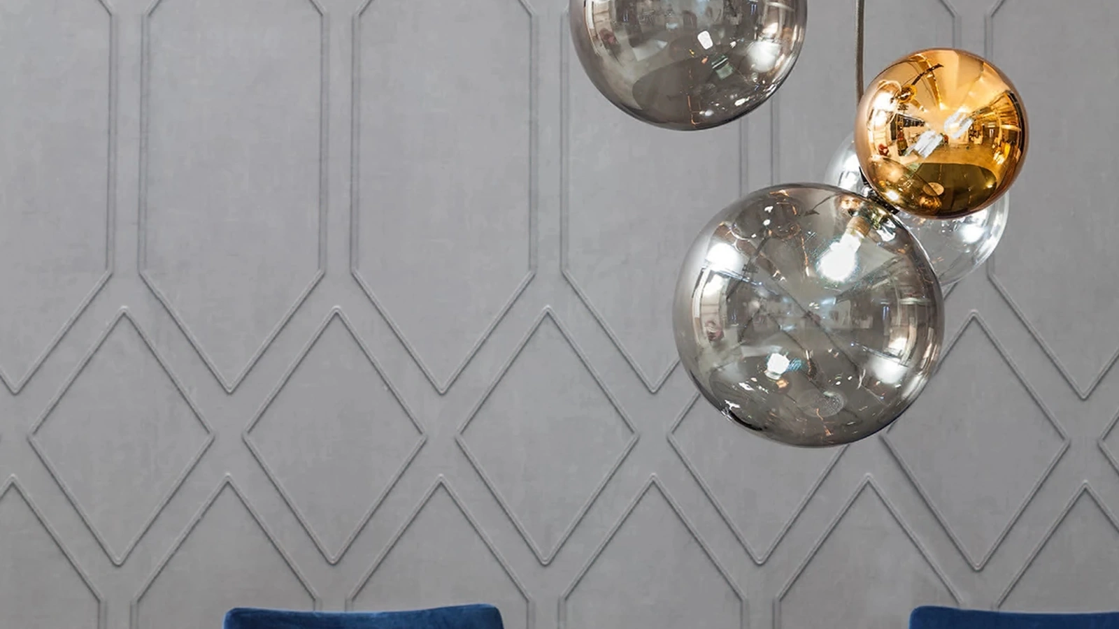 Lampada a sospensione composta da sfere in vetro colorato Atomo di Tonin Casa