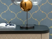 Lampada da tavolo Atomo composta da tre sfere in vetro con base in metallo di Tonin Casa