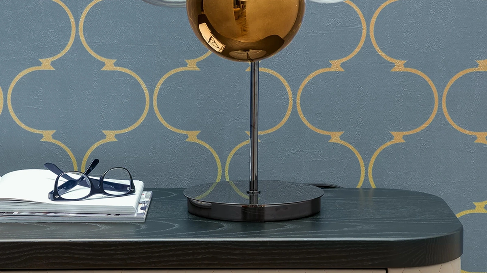 Lampada da tavolo Atomo composta da tre sfere in vetro con base in metallo di Tonin Casa