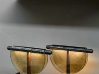 Lampada Dalì da tavolo in vetro che sembra colare sopra a steli di legno in rovere massiccio di Tonin Casa