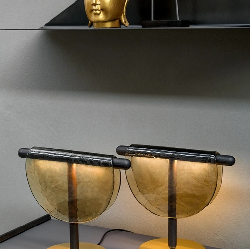 Lampada Dalì da tavolo in vetro che sembra colare sopra a steli di legno in rovere massiccio di Tonin Casa