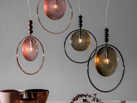 Lampada a sospensione con struttura in metallo cromato che contorna un diffusore in vetro in fusione con dettagli in legno massello Dreamy di Tonin Casa