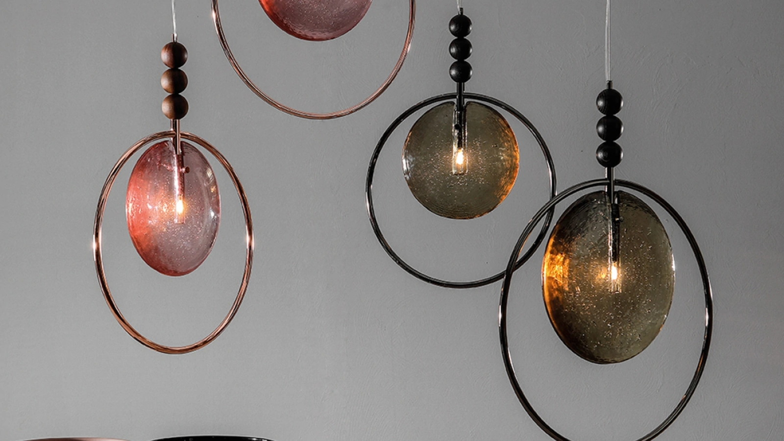 Lampada a sospensione con struttura in metallo cromato che contorna un diffusore in vetro in fusione con dettagli in legno massello Dreamy di Tonin Casa