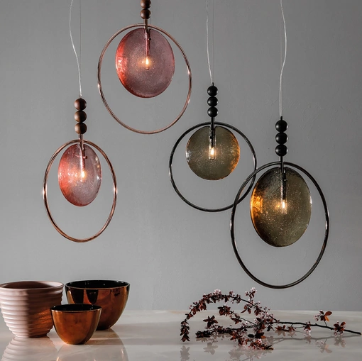 Lampada a sospensione con struttura in metallo cromato che contorna un diffusore in vetro in fusione con dettagli in legno massello Dreamy di Tonin Casa