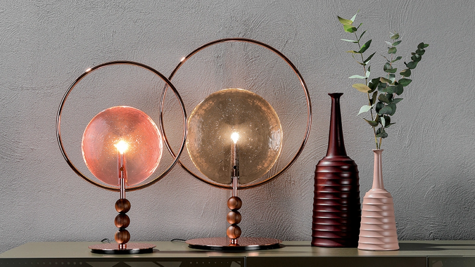 Lampada da tavolo con struttura in metallo cromato che contorna un diffusore in vetro in fusione con dettagli in legno massello Dreamy di Tonin Casa